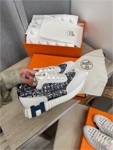 {{productViewItem.photos[photoViewList.activeNavIndex].Alt || productViewItem.photos[photoViewList.activeNavIndex].Description || 'Кроссовки HERMES'}}