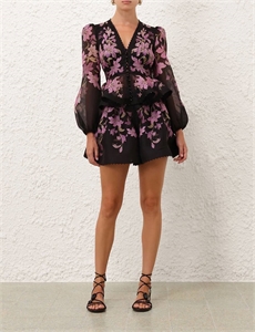 {{productViewItem.photos[photoViewList.activeNavIndex].Alt || productViewItem.photos[photoViewList.activeNavIndex].Description || 'Костюм ZIMMERMANN'}}