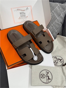 {{productViewItem.photos[photoViewList.activeNavIndex].Alt || productViewItem.photos[photoViewList.activeNavIndex].Description || 'Тапочки HERMES'}}