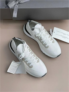 {{productViewItem.photos[photoViewList.activeNavIndex].Alt || productViewItem.photos[photoViewList.activeNavIndex].Description || 'Кроссовки BC'}}