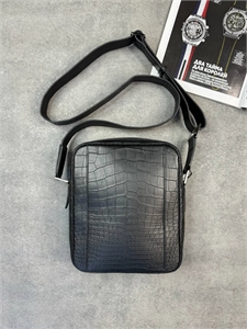 {{productViewItem.photos[photoViewList.activeNavIndex].Alt || productViewItem.photos[photoViewList.activeNavIndex].Description || 'Сумка ZILLI через плечо из кожи крокодила'}}