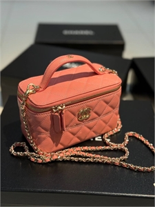 {{productViewItem.photos[photoViewList.activeNavIndex].Alt || productViewItem.photos[photoViewList.activeNavIndex].Description || 'Сумка CHANEL'}}