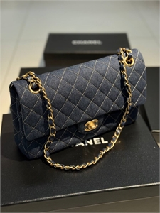 {{productViewItem.photos[photoViewList.activeNavIndex].Alt || productViewItem.photos[photoViewList.activeNavIndex].Description || 'Сумка CHANEL'}}