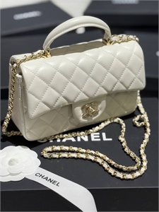 {{productViewItem.photos[photoViewList.activeNavIndex].Alt || productViewItem.photos[photoViewList.activeNavIndex].Description || 'Сумка CHANEL'}}