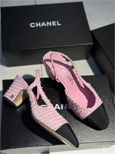 {{productViewItem.photos[photoViewList.activeNavIndex].Alt || productViewItem.photos[photoViewList.activeNavIndex].Description || 'Туфли CHANEL'}}