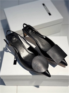 {{productViewItem.photos[photoViewList.activeNavIndex].Alt || productViewItem.photos[photoViewList.activeNavIndex].Description || 'Туфли Jacquemus'}}