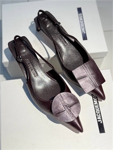 {{productViewItem.photos[photoViewList.activeNavIndex].Alt || productViewItem.photos[photoViewList.activeNavIndex].Description || 'Туфли Jacquemus'}}