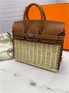 {{productViewItem.photos[photoViewList.activeNavIndex].Alt || productViewItem.photos[photoViewList.activeNavIndex].Description || 'Сумка HERMES'}}