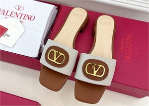 {{productViewItem.photos[photoViewList.activeNavIndex].Alt || productViewItem.photos[photoViewList.activeNavIndex].Description || 'Тапочки VALENTINO'}}