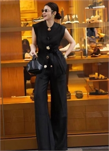 {{productViewItem.photos[photoViewList.activeNavIndex].Alt || productViewItem.photos[photoViewList.activeNavIndex].Description || 'Костюм VALENTINO'}}