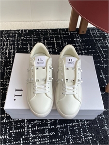 {{productViewItem.photos[photoViewList.activeNavIndex].Alt || productViewItem.photos[photoViewList.activeNavIndex].Description || 'Кеды VALENTINO'}}