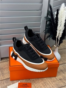 {{productViewItem.photos[photoViewList.activeNavIndex].Alt || productViewItem.photos[photoViewList.activeNavIndex].Description || 'Кроссовки HERMES'}}