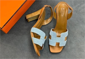 {{productViewItem.photos[photoViewList.activeNavIndex].Alt || productViewItem.photos[photoViewList.activeNavIndex].Description || 'Босоножки HERMES'}}