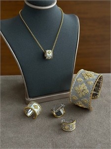 {{productViewItem.photos[photoViewList.activeNavIndex].Alt || productViewItem.photos[photoViewList.activeNavIndex].Description || 'Кулон Buccellati Серебро 925 п'}}