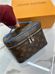 {{productViewItem.photos[photoViewList.activeNavIndex].Alt || productViewItem.photos[photoViewList.activeNavIndex].Description || 'Косметичка LOUIS VUITTON'}}