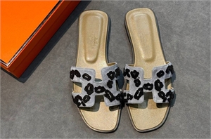 {{productViewItem.photos[photoViewList.activeNavIndex].Alt || productViewItem.photos[photoViewList.activeNavIndex].Description || 'Тапочки HERMES'}}