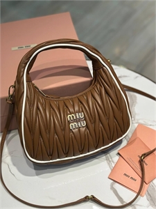 {{productViewItem.photos[photoViewList.activeNavIndex].Alt || productViewItem.photos[photoViewList.activeNavIndex].Description || 'Сумка MIU MIU'}}