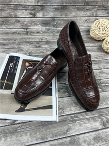 {{productViewItem.photos[photoViewList.activeNavIndex].Alt || productViewItem.photos[photoViewList.activeNavIndex].Description || 'Лоферы SR из кожи крокодила'}}