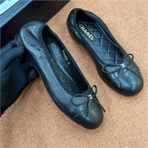 {{productViewItem.photos[photoViewList.activeNavIndex].Alt || productViewItem.photos[photoViewList.activeNavIndex].Description || 'Балетки CHANEL'}}