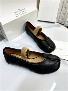{{productViewItem.photos[photoViewList.activeNavIndex].Alt || productViewItem.photos[photoViewList.activeNavIndex].Description || 'Балетки MAISON MARGIELA'}}