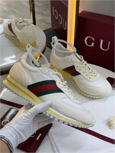 {{productViewItem.photos[photoViewList.activeNavIndex].Alt || productViewItem.photos[photoViewList.activeNavIndex].Description || 'Кроссовки GUCCI'}}