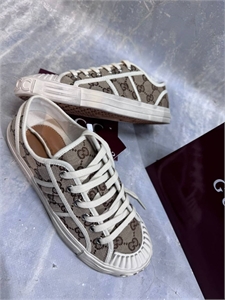 {{productViewItem.photos[photoViewList.activeNavIndex].Alt || productViewItem.photos[photoViewList.activeNavIndex].Description || 'Кеды GUCCI'}}