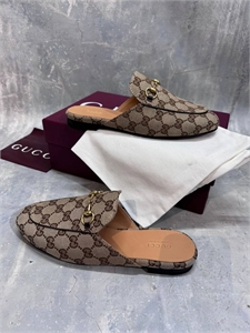 {{productViewItem.photos[photoViewList.activeNavIndex].Alt || productViewItem.photos[photoViewList.activeNavIndex].Description || 'Мюли GUCCI'}}