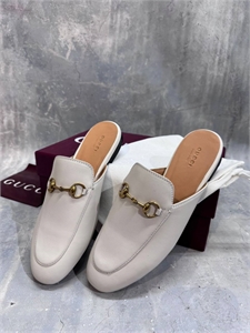 {{productViewItem.photos[photoViewList.activeNavIndex].Alt || productViewItem.photos[photoViewList.activeNavIndex].Description || 'Мюли GUCCI'}}