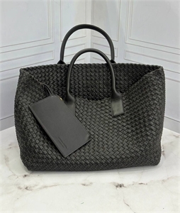 {{productViewItem.photos[photoViewList.activeNavIndex].Alt || productViewItem.photos[photoViewList.activeNavIndex].Description || 'Сумка BOTTEGA VENETA'}}
