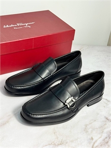 {{productViewItem.photos[photoViewList.activeNavIndex].Alt || productViewItem.photos[photoViewList.activeNavIndex].Description || 'Лоферы Salvatore Ferragamo'}}