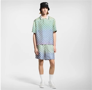 {{productViewItem.photos[photoViewList.activeNavIndex].Alt || productViewItem.photos[photoViewList.activeNavIndex].Description || 'Костюм LV'}}