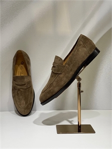 {{productViewItem.photos[photoViewList.activeNavIndex].Alt || productViewItem.photos[photoViewList.activeNavIndex].Description || 'Лоферы LORO PIANA'}}