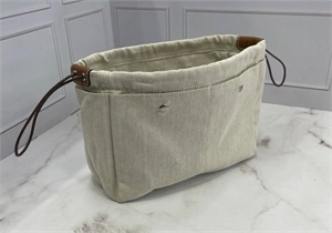 {{productViewItem.photos[photoViewList.activeNavIndex].Alt || productViewItem.photos[photoViewList.activeNavIndex].Description || 'Сумка HERMES'}}