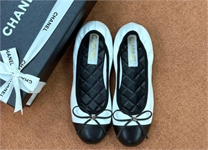 {{productViewItem.photos[photoViewList.activeNavIndex].Alt || productViewItem.photos[photoViewList.activeNavIndex].Description || 'Балетки CHANEL'}}