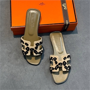 {{productViewItem.photos[photoViewList.activeNavIndex].Alt || productViewItem.photos[photoViewList.activeNavIndex].Description || 'Тапочки HERMES'}}