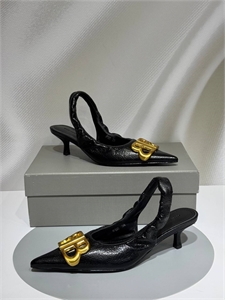 {{productViewItem.photos[photoViewList.activeNavIndex].Alt || productViewItem.photos[photoViewList.activeNavIndex].Description || 'Туфли BALENCIAGA'}}