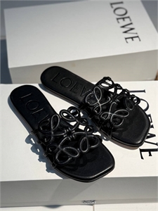 {{productViewItem.photos[photoViewList.activeNavIndex].Alt || productViewItem.photos[photoViewList.activeNavIndex].Description || 'Тапочки LOEWE'}}