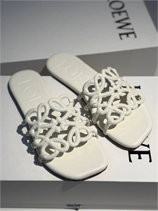 {{productViewItem.photos[photoViewList.activeNavIndex].Alt || productViewItem.photos[photoViewList.activeNavIndex].Description || 'Тапочки LOEWE'}}