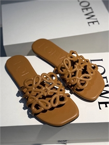 {{productViewItem.photos[photoViewList.activeNavIndex].Alt || productViewItem.photos[photoViewList.activeNavIndex].Description || 'Тапочки LOEWE'}}