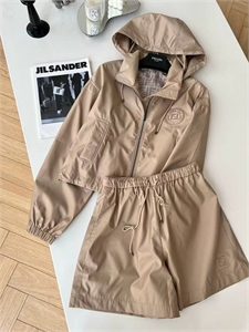 {{productViewItem.photos[photoViewList.activeNavIndex].Alt || productViewItem.photos[photoViewList.activeNavIndex].Description || 'Костюм FENDI'}}