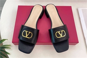 {{productViewItem.photos[photoViewList.activeNavIndex].Alt || productViewItem.photos[photoViewList.activeNavIndex].Description || 'Тапочки VALENTINO'}}