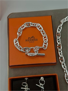 {{productViewItem.photos[photoViewList.activeNavIndex].Alt || productViewItem.photos[photoViewList.activeNavIndex].Description || 'Браслет Hermes'}}