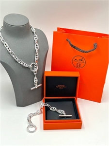 {{productViewItem.photos[photoViewList.activeNavIndex].Alt || productViewItem.photos[photoViewList.activeNavIndex].Description || 'Колье Hermes'}}