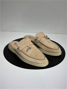 {{productViewItem.photos[photoViewList.activeNavIndex].Alt || productViewItem.photos[photoViewList.activeNavIndex].Description || 'Лоферы LORO PIANA'}}