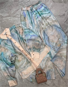 {{productViewItem.photos[photoViewList.activeNavIndex].Alt || productViewItem.photos[photoViewList.activeNavIndex].Description || 'Костюм ZIMMERMANN'}}