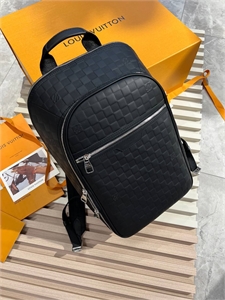 {{productViewItem.photos[photoViewList.activeNavIndex].Alt || productViewItem.photos[photoViewList.activeNavIndex].Description || 'Рюкзак LOUIS VUITTON'}}