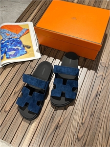 {{productViewItem.photos[photoViewList.activeNavIndex].Alt || productViewItem.photos[photoViewList.activeNavIndex].Description || 'Шлёпанцы HERMES'}}