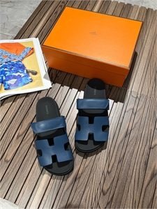 {{productViewItem.photos[photoViewList.activeNavIndex].Alt || productViewItem.photos[photoViewList.activeNavIndex].Description || 'Шлёпанцы HERMES'}}