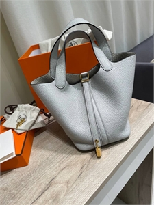 {{productViewItem.photos[photoViewList.activeNavIndex].Alt || productViewItem.photos[photoViewList.activeNavIndex].Description || 'Сумка Hermes picotin'}}