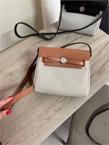 {{productViewItem.photos[photoViewList.activeNavIndex].Alt || productViewItem.photos[photoViewList.activeNavIndex].Description || 'Сумка Hermes herbag mini'}}